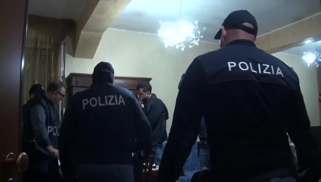 Tentano di far ritirare la denuncia a giovane vittima di abusi sessuali: 4 arresti