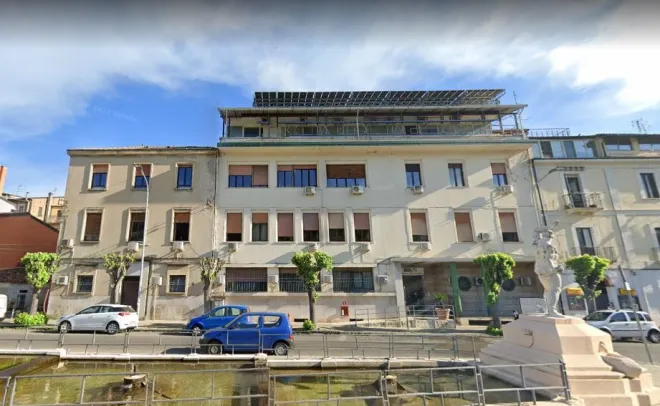 Cosenza: lavoratori della San Bartolo-Misasi sul tetto della clinica dopo il licenziamento
