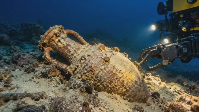 Un'antica anfora riemerge dai fondali dello Stretto di Messina