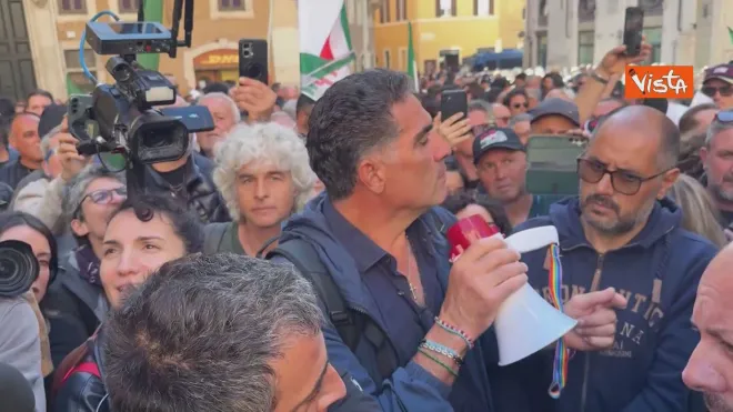 «Non ce la facciamo più»: l'urlo straziante degli autotrasportatori a Montecitorio