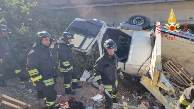 Camion giù da un ponte a Trebisacce: muore un uomo di Barcellona Pozzo di Gotto