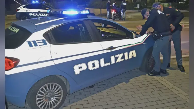Crotone, troppe persone e carenze antincendio: bloccata una serata in discoteca