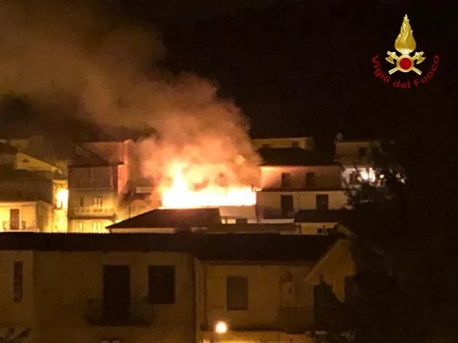 In fiamme un sottotetto a Galatro: danni alla copertura dell'immobile