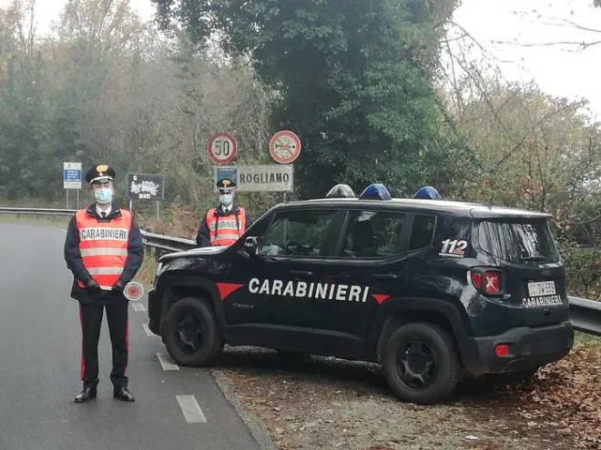 Rogliano, non gli danno soldi e lui sequestra mamma e fratello: arrestato 21enne
