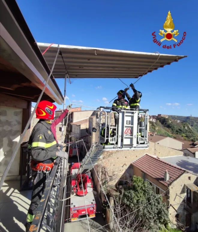 Vento forte nel Crotonese: scoperchiato tetto di un’abitazione, intervento dei pompieri
