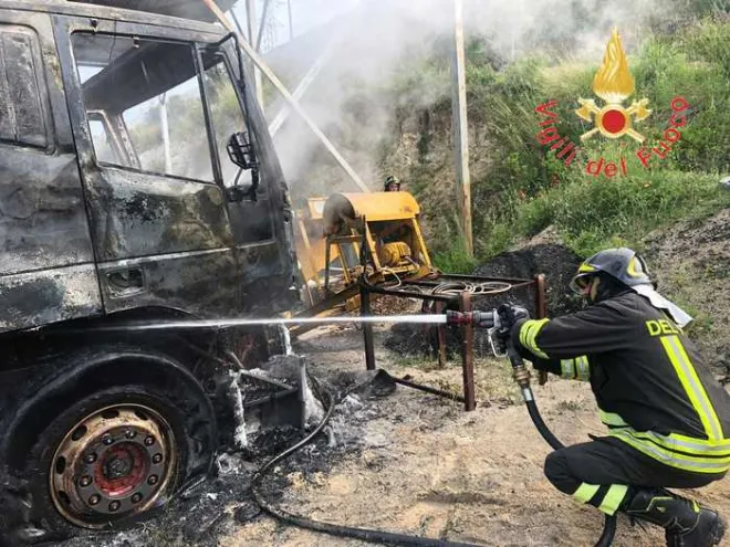 San Sostene, incendiati i mezzi di un'impresa di biomasse: non si esclude il dolo