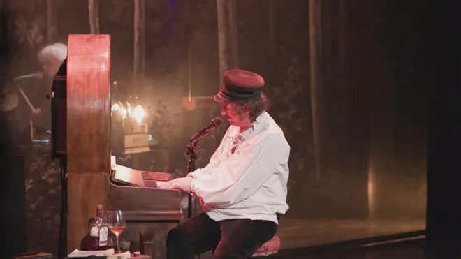 Vinicio Capossela al "Politeama" di Catanzaro: musica e poesia contro l’indifferenza