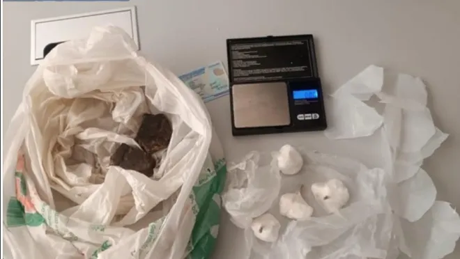 Nascondeva cocaina ed eroina nel giardino: trentenne arrestato