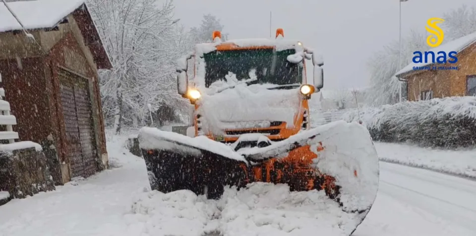 Neve e maltempo nel cosentino: in azione 30 mezzi tra spargisale e spazzaneve
