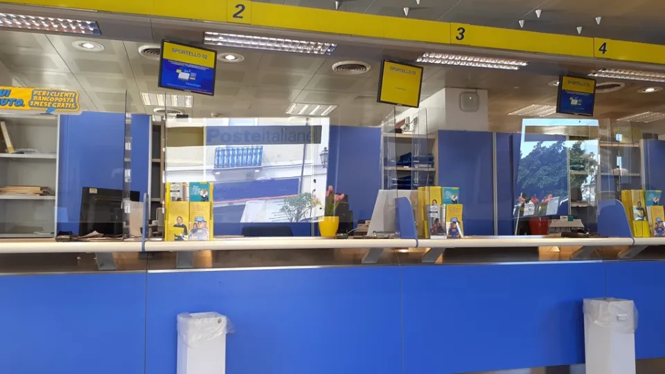 Sangineto: direttrice postale blocca le porte impedendo una rapina