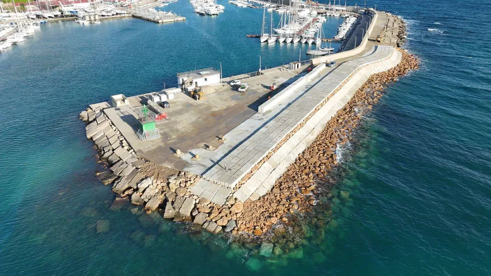 Conclusi i lavori di mantellata e ricostruzione del muro paraonde del molo foraneo