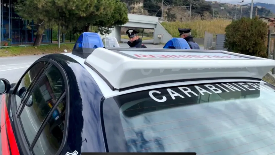 Picchia un uomo, minaccia la moglie e il figlio disabile: arrestato 41enne