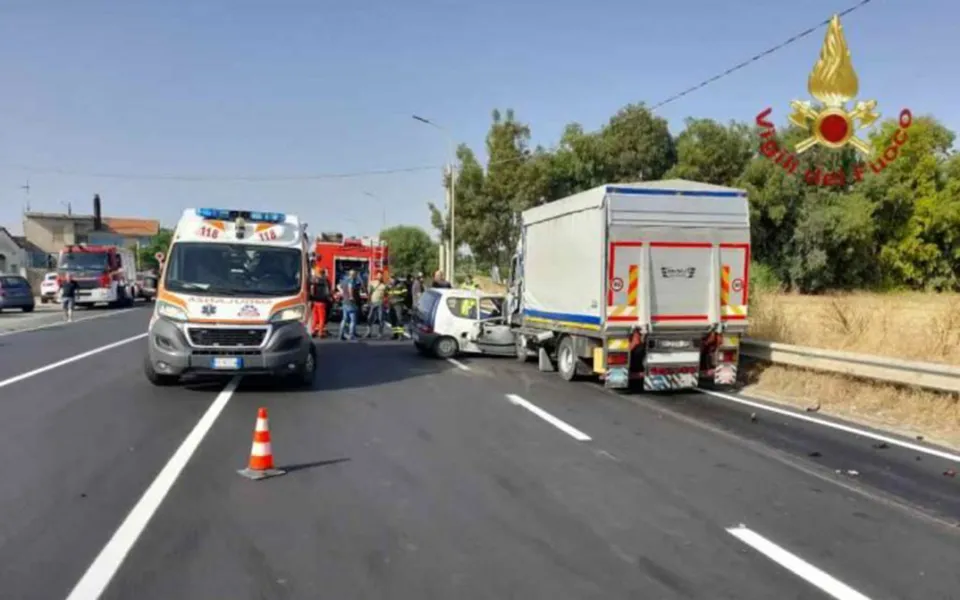 Scontro tra auto e camion sulla statale 106 a Camini: morto un settantenne
