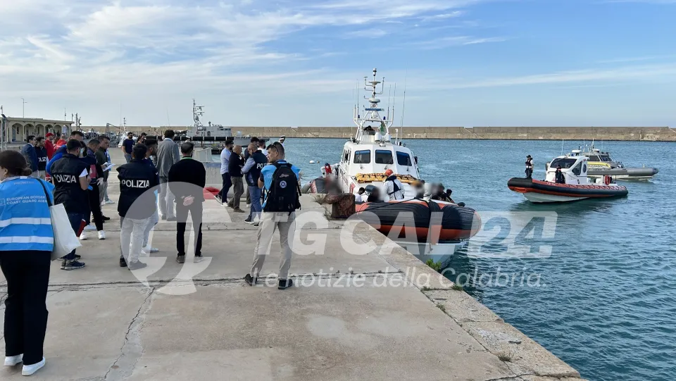 Secondo sbarco dell'anno a Crotone: 65 le persone giunte in porto