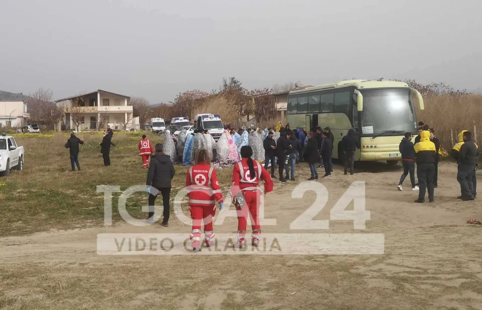 Naufragio a Steccato di Cutro: i bambini ricoverati per aver ingerito carburante, per contusioni e disidratazione