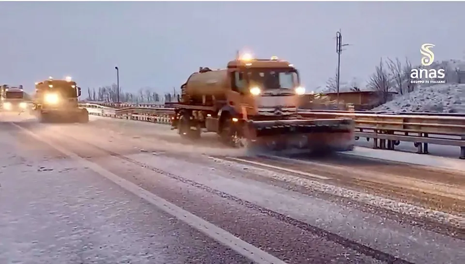 Maltempo in Calabria, neve sulle statali e sull’A2 tra Cosenza e Reggio