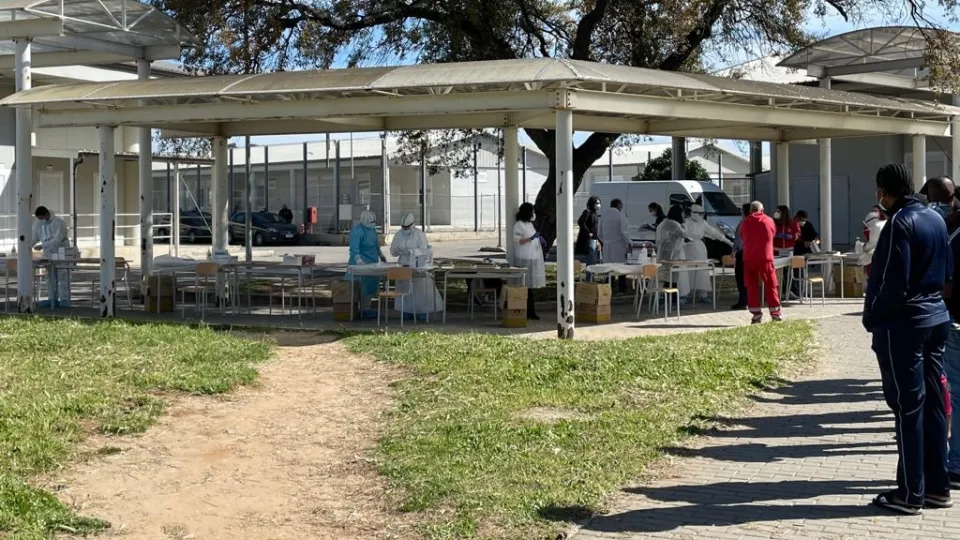 Covid, campagna di screening al Cara di Sant'Anna: tamponi tutti negativi per i migranti