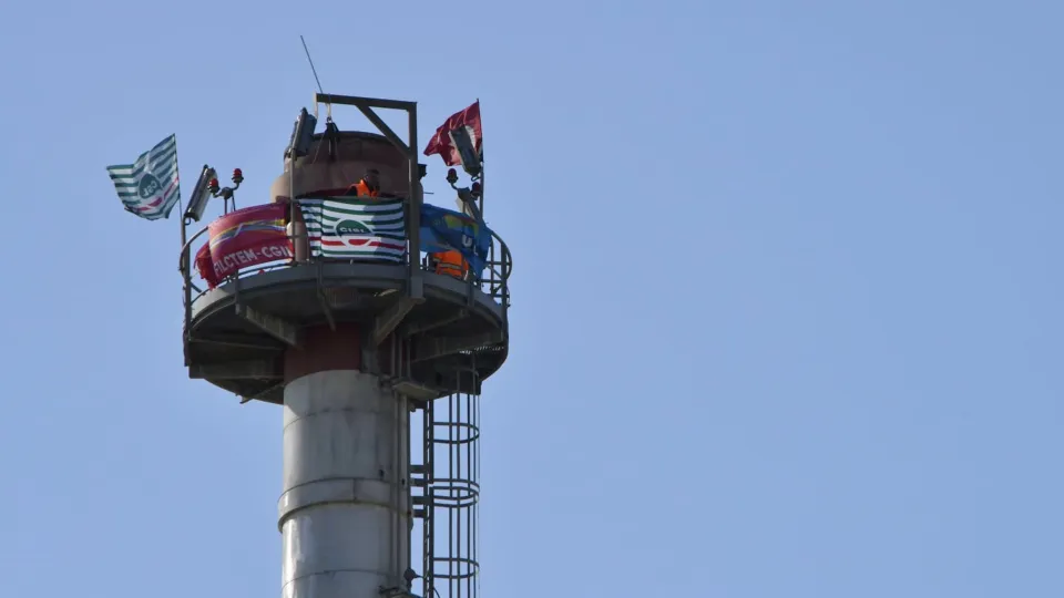 Cutro: sulla ciminiera della centrale per il futuro lavorativo