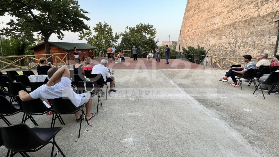 VIDEO | Giornalisti crotonesi in scena per beneficenza: si registra il sold out