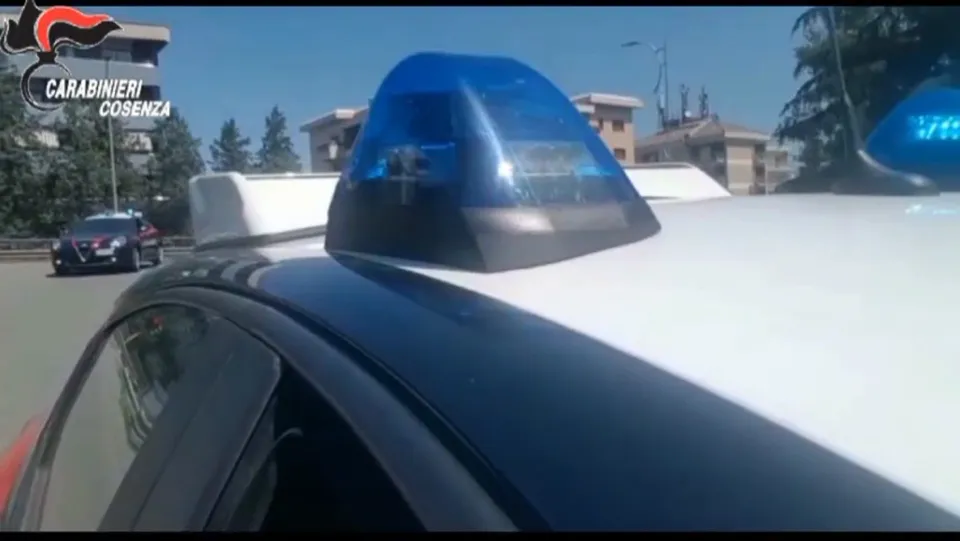 Muore dopo essersi lanciato dal balcone durante un controllo dei Carabinieri