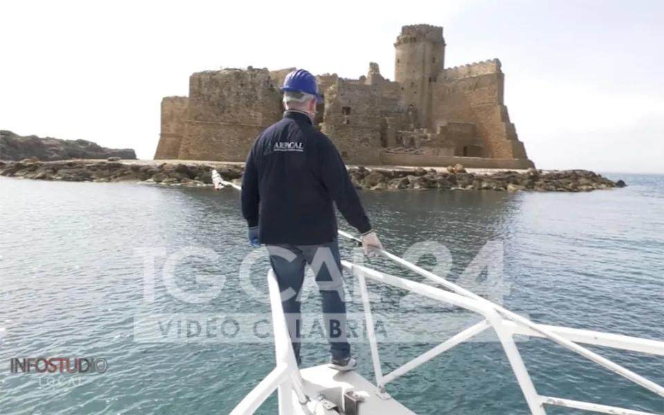 Acque di balneazione: dai prelievi alle analisi, ecco il lavoro dell'Arpacal