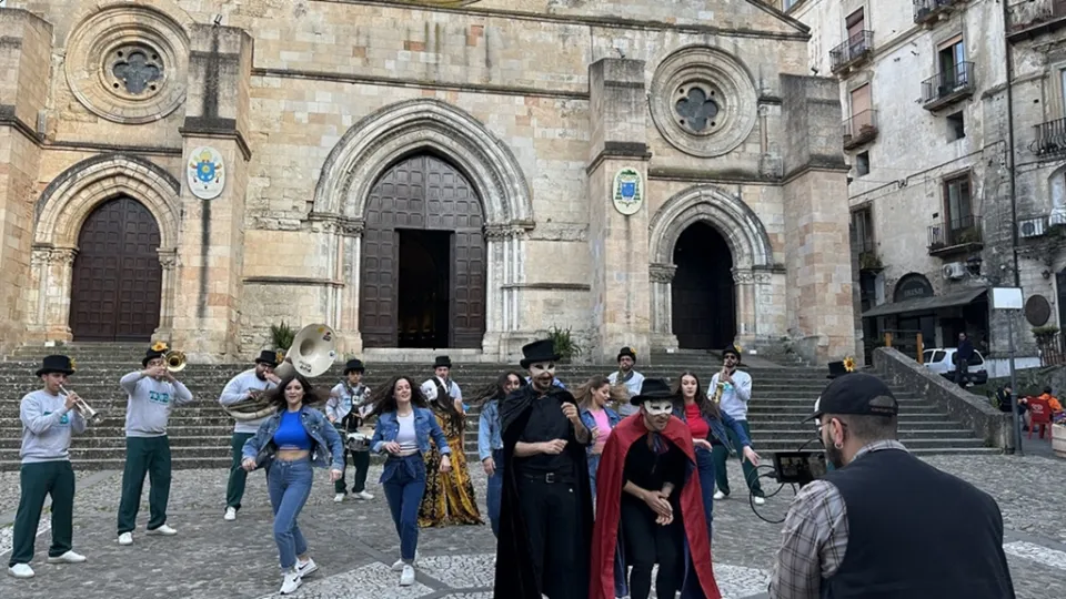 VIDEO | Musica: il centro storico di Cosenza balla al ritmo di Zabatta Staila e Solfamì