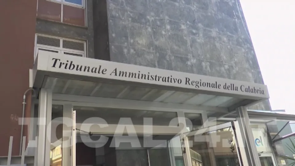 Querelle Governo-Regione sull'ordinanza per bar e ristoranti: sabato l'udienza al Tar Calabria
