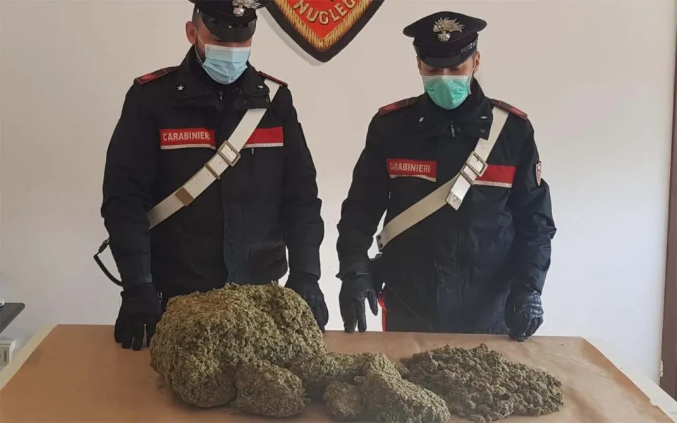 Arrestato sulla Statale 106 con 5 kg di marijuana in auto