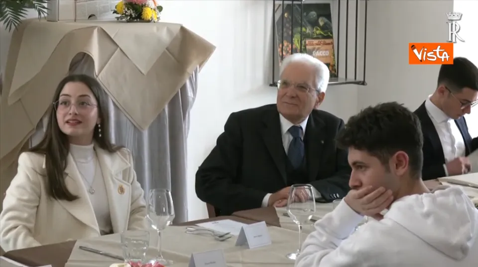 Giornata nazionale contro mafie: Mattarella pranza all'interno di un ristorante confiscato alla camorra (VIDEO)