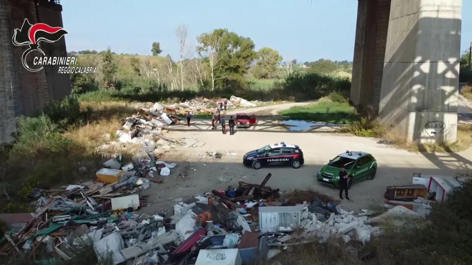 Sequestrate due discariche abusive a Gioia Tauro: trovati rifiuti pericolosi