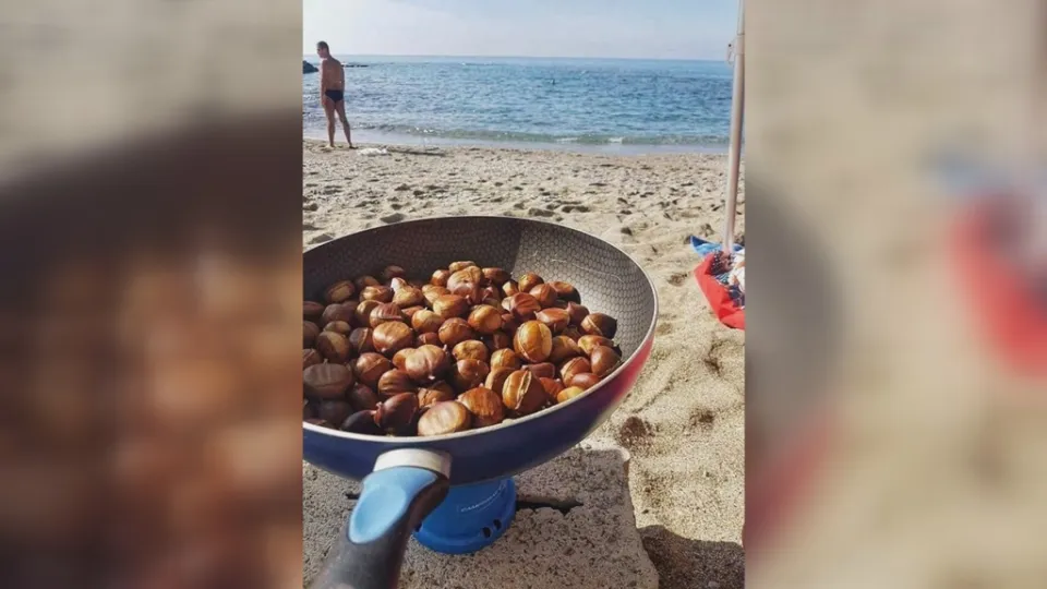 Caldarroste in spiaggia: in Calabria l'estate non finisce mai e si fonde con l'autunno