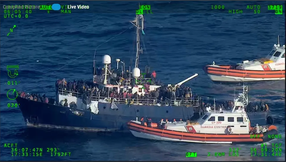 Migranti, due barconi in difficoltà a largo dello Ionio: a bordo più di 1000 persone