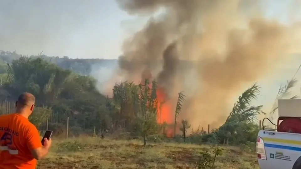 Incendio villaggio turistico a Cirò Marina, si indaga per dolo