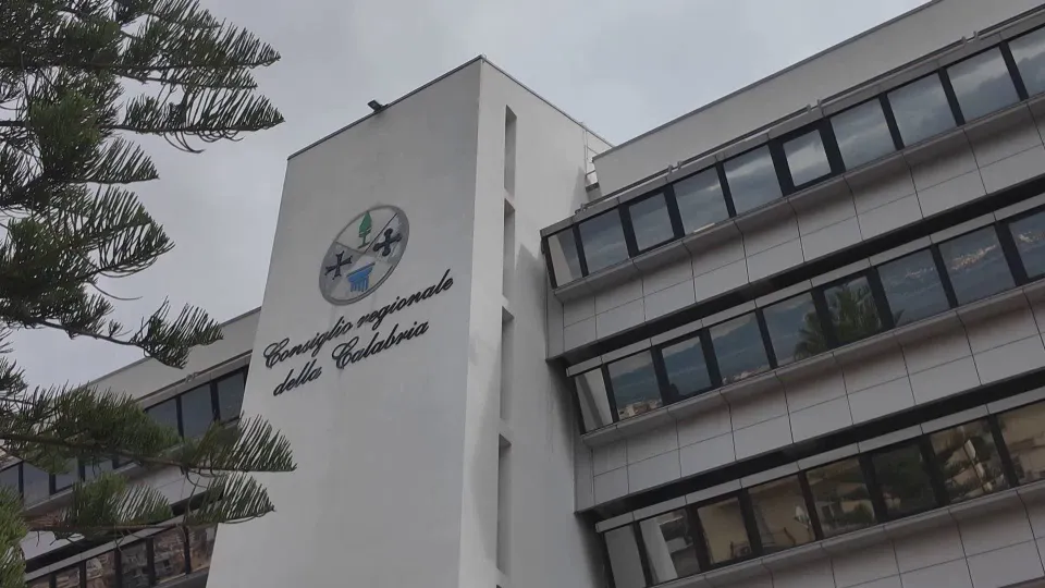 Sottosegretari regionali, il centrodestra ne chiede l'abolizione