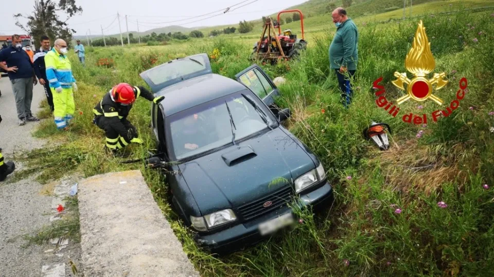 Auto con a bordo due anziani finisce fuori strada nel Crotonese: non chiara la dinamica (VIDEO)