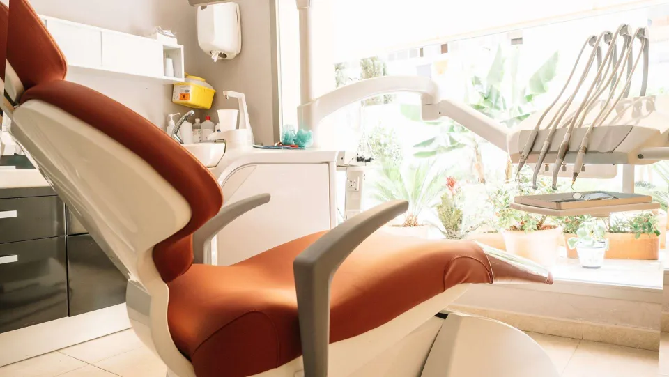 Scoperto falso dentista in Sila: sequestrati studio e denaro contante