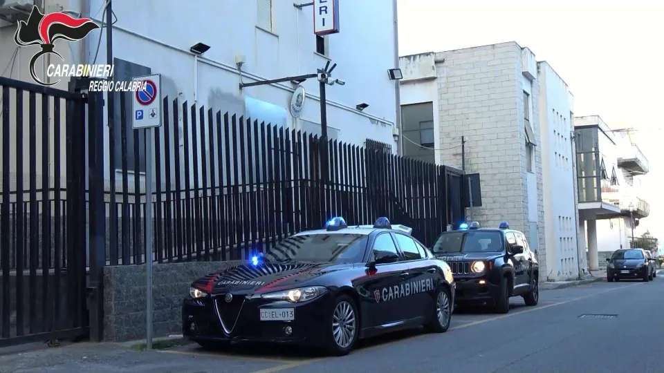 Mostra pistola all'amico e lo ferisce accidentalmente: arrestato