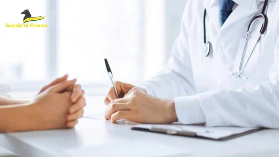 Consulenze private in orario di servizio: denunciato medico dell'Asp
