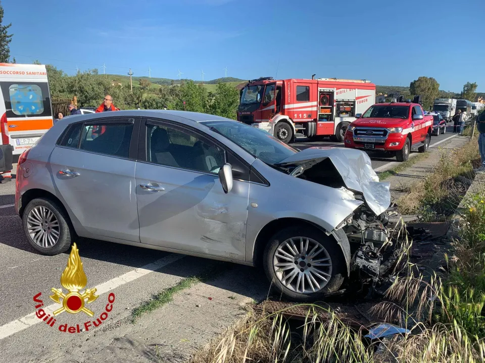 Schianto sulla 106 a Strongoli Marina: 3 feriti, necessario elisoccorso