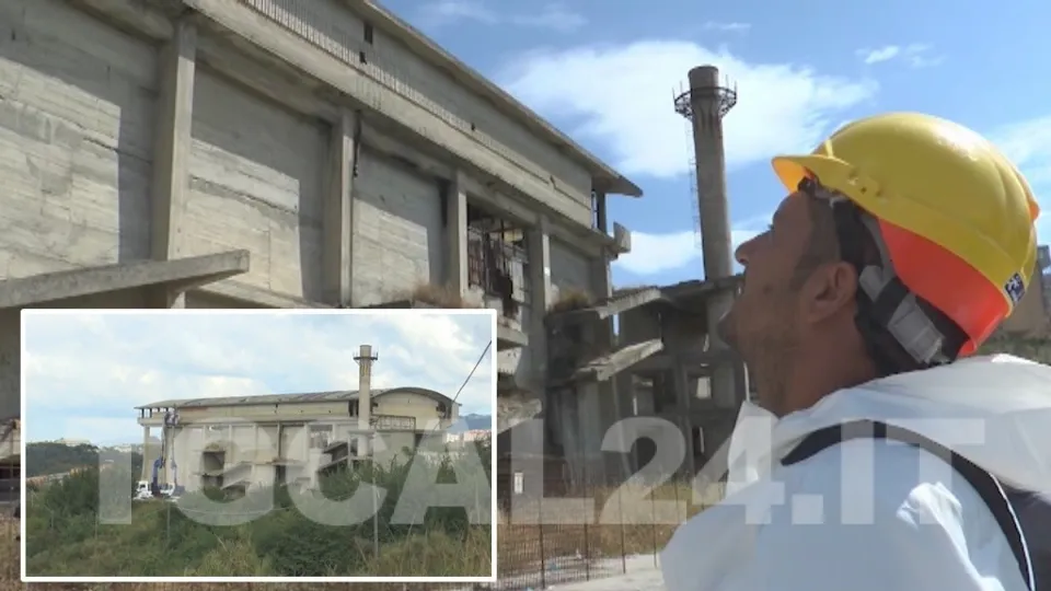 Catanzaro: a 45 anni dalla chiusura iniziato l'abbattimento del cementificio (VIDEO)