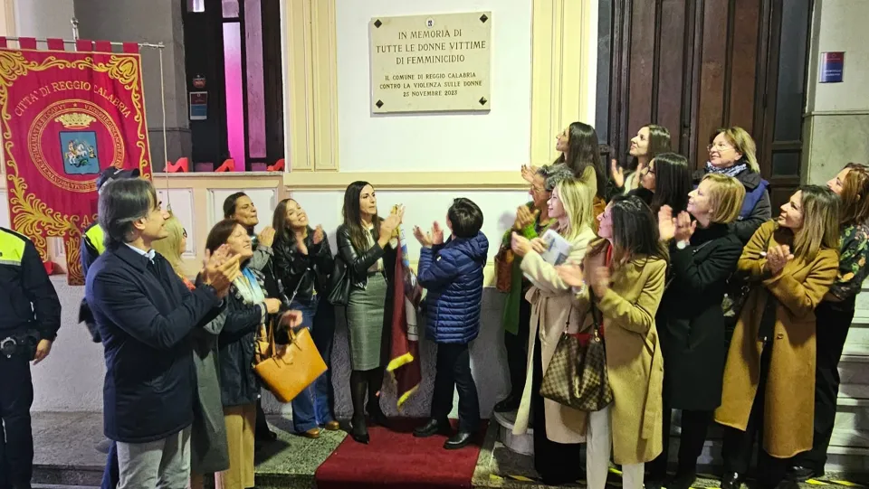 Reggio: a Palazzo San Giorgio una targa ricorda le vittime di femminicidio