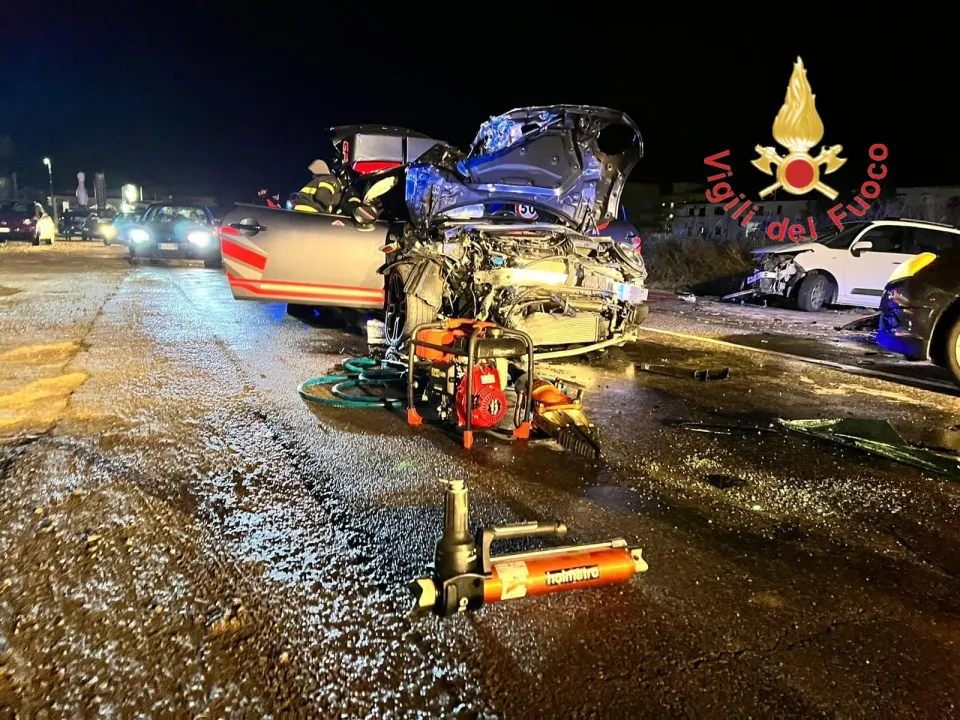 Incidente stradale sulla 106 nel Crotonese, due i feriti estratti dalle lamiere: è il secondo in tre giorni