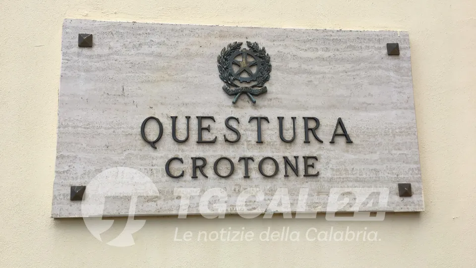 Crotone, recinta strada pubblica per impedire accesso ad un locale vicino casa sua