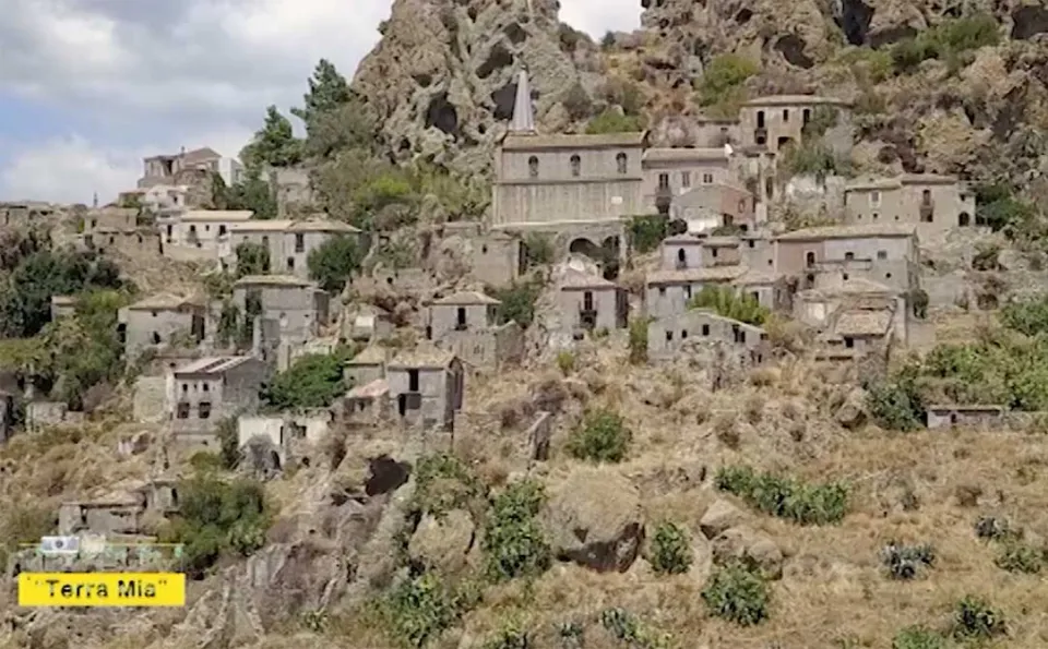 L'incredibile fascino di Pentedattilo svelato dalle immagini e dal racconto di "Terra mia" (Video)