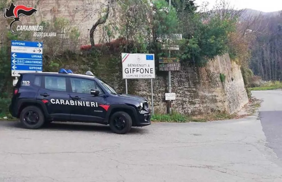 Danneggia l'auto dello zio con diversi colpi di pistola, arrestato 24enne di Giffone