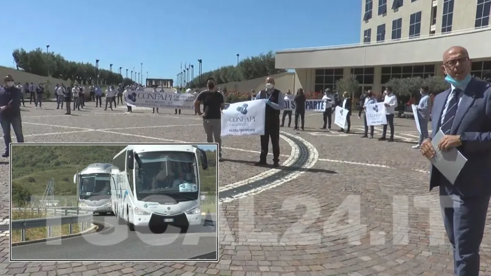 Rischia di scomparire il settore dei bus turistici: sit-in alla Cittadella da parte di Confapi (VIDEO)