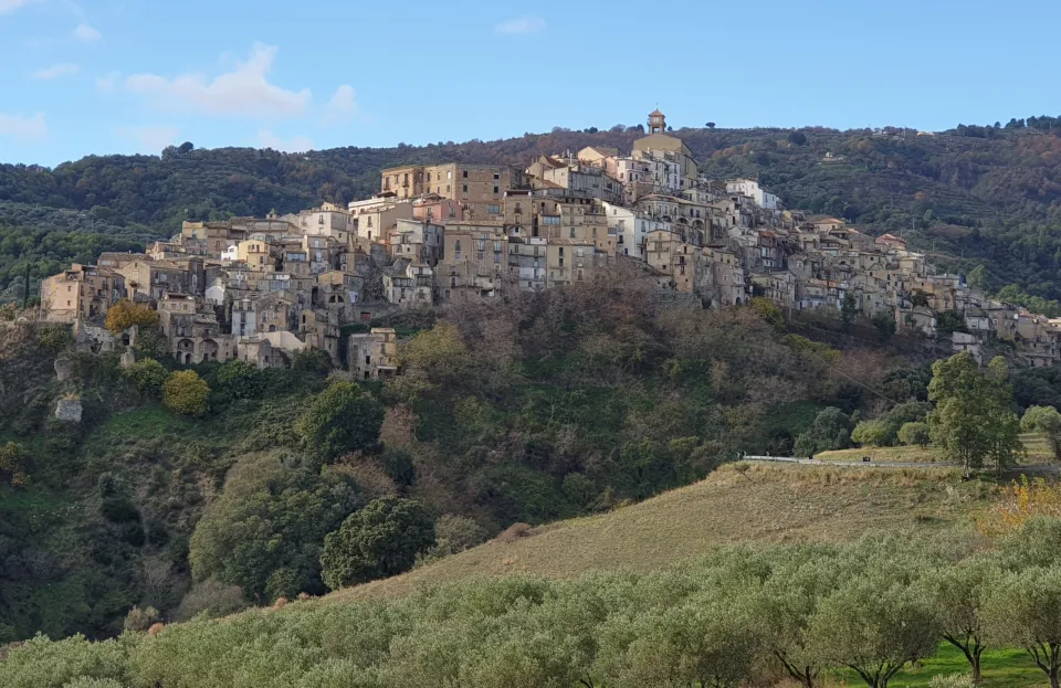 “Catanzaro e dintorni” su VideoCalabria: nel borgo antico di Badolato, risorse di una Calabria disattenta!