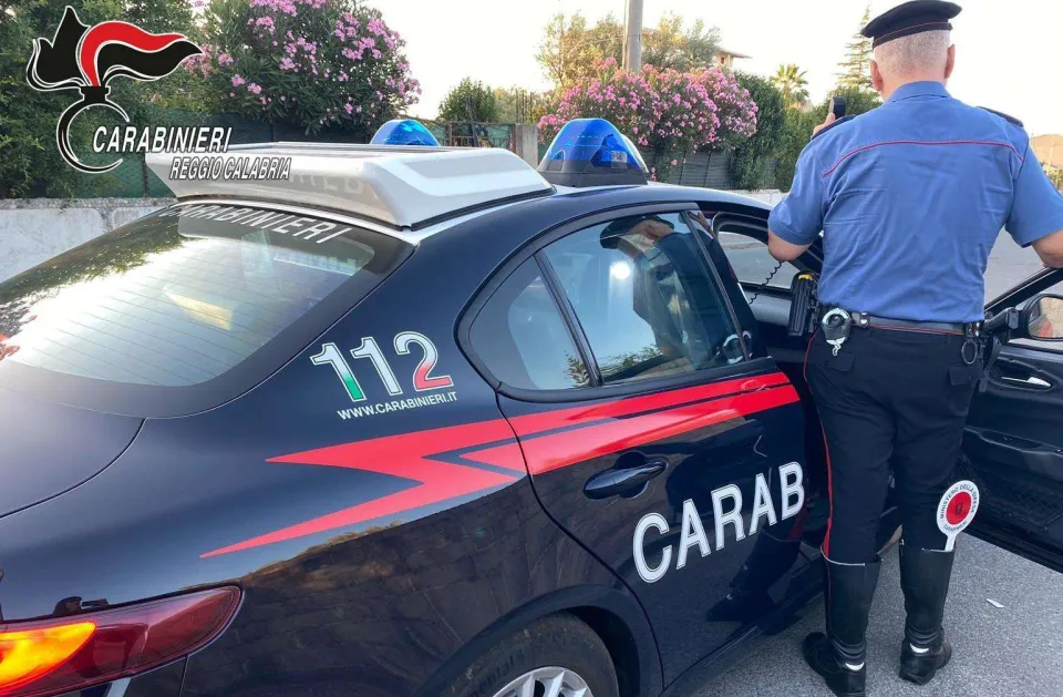 Tenta di pagare il corriere con denaro falso, poi lo colpisce: arrestato