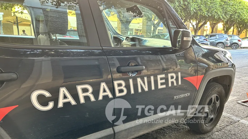 Ferisce con un coltello un residente che si lamentava per gli schiamazzi