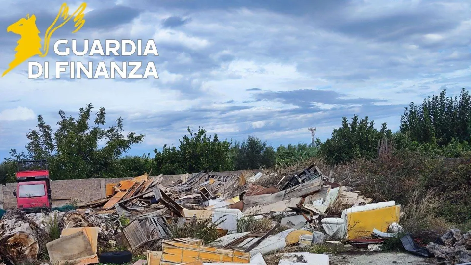 Crucoli: sequestrata discarica abusiva di oltre 1300 metri quadrati
